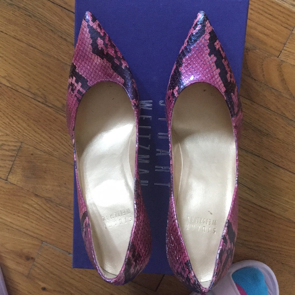 EUC Leigh 95 Stuart Weitzman Pump in Python Print